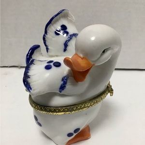 Vintage small porcelain jewelry box.
